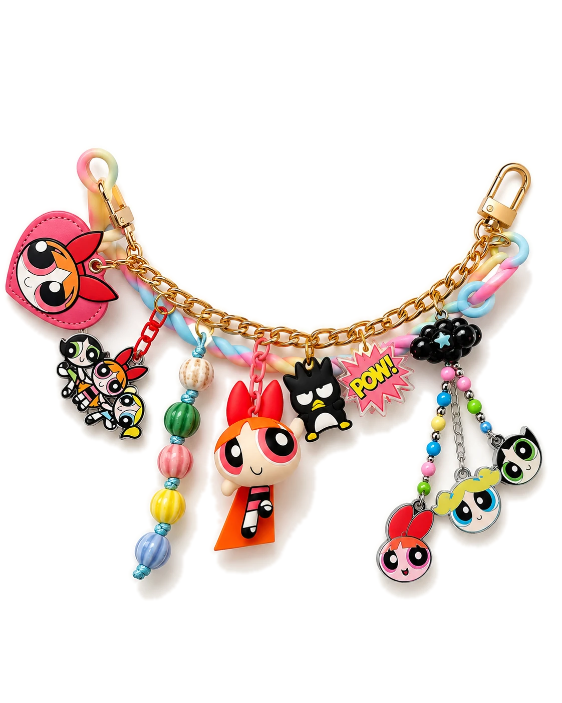 Charm de sac aux breloques multicolores sur chaîne dorée, sur fond blanc