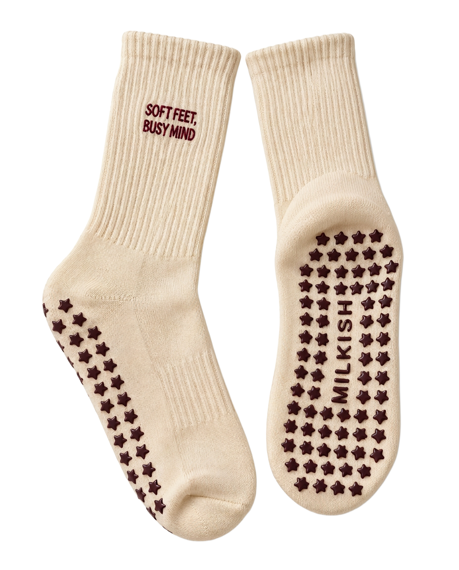 Chaussettes de Pilates beige avec inscription et grips bordeaux MILKISH